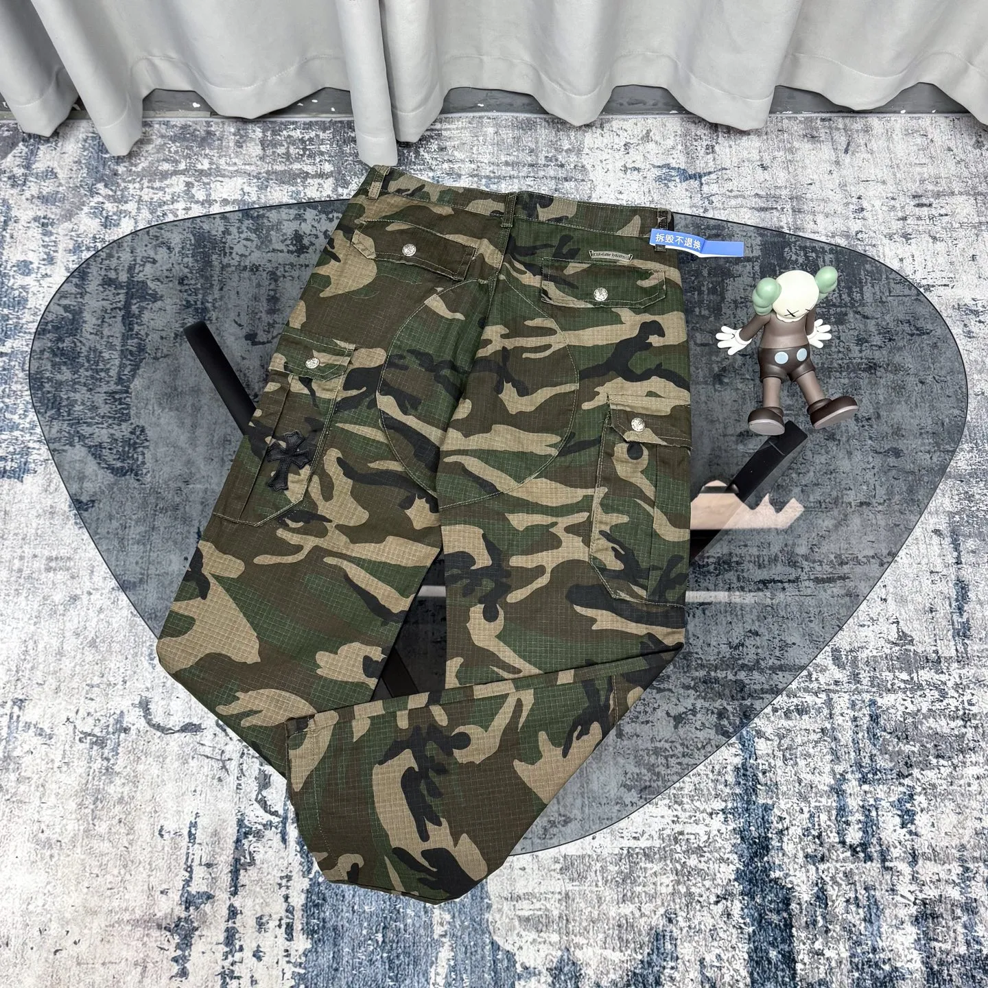 P280 Chrome HeartsCH camouflage logging pants straight-leg Sanskrit unisex overalls, W-level cabinet, patchwork cross pattern embellishment, high-waisted washed jeans! ! Absolutely high-end luxury products, 1.9W-level god-level single products, super popular products, built with top heavy industry, a magic weapon that cannot be missed. About Zangyin, this is an extremely luxurious fashion brand, which can also be called the aristocrats of the high street. It has always been an exclusive brand for some hipsters or the rich second generation. Compared with ordinary high streets, it is more luxurious and noble. Compared with luxury brands, it has a more fashionable personality and has always been a brand that I have a special liking for. Imported yarn is custom-woven into a high-density twill canvas, which ensures a crisp silhouette while also making the fabric very delicate to the touch. It follows the B01 classic silhouette, with a crisp and stylish upper body. The ready-made garments are stone-milled and fermented, so they can be matched with any style. Buttons and zippers are made of authentic YKK retro metal products. Double-layer canvas on the front knees has perfect details. All hardware is customized. Color: Camouflage Size: 28/30/32/34/36 Waist: 74/79/84/89/94 Sitting: 104/109/114/119 Pants length: 101/102/104/106/108